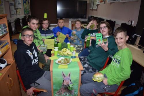 Uczniowie-w-klasach-podczas-zielonego-sniadania-18