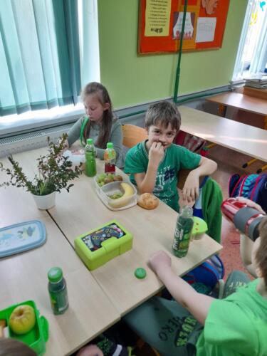 Uczniowie-w-klasach-podczas-zielonego-sniadania-26