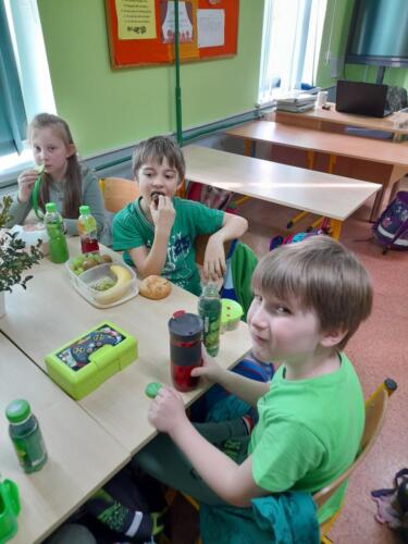 Uczniowie-w-klasach-podczas-zielonego-sniadania-27