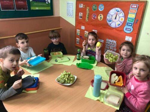 Uczniowie-w-klasach-podczas-zielonego-sniadania-4