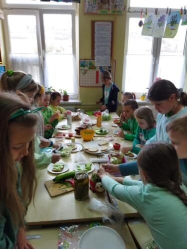 Uczniowie-w-klasach-podczas-zielonego-sniadania-8