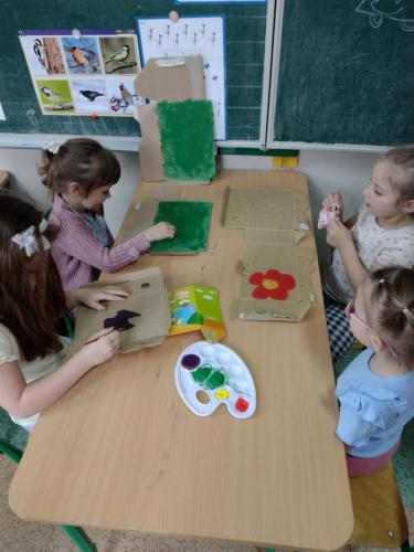 Przedszkolaki przygotowują ekologiczny plakat