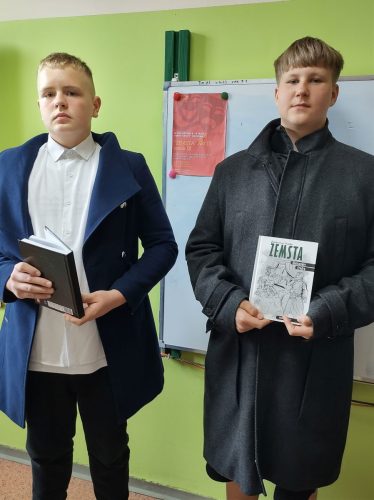 Inscenizacja-dramatu-Fredry-Zemsta-w-wykonaniu-siodmoklasistow-10
